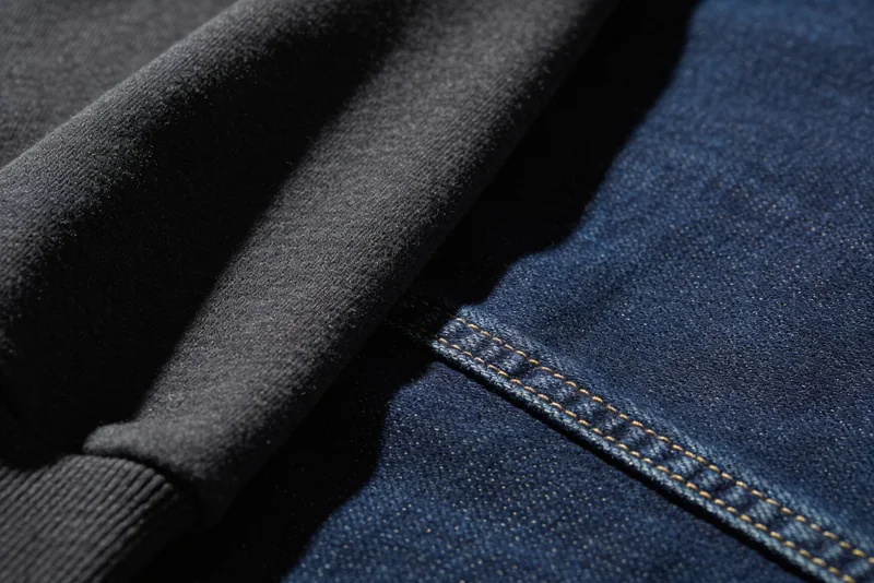 Struktura bavlněné teplákoviny a denimu vedle sebe